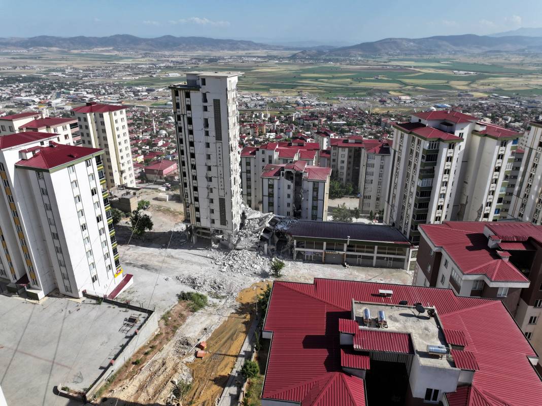 Kahramanmaraş'ta hasarlı binaların yıkımı sürüyor 7
